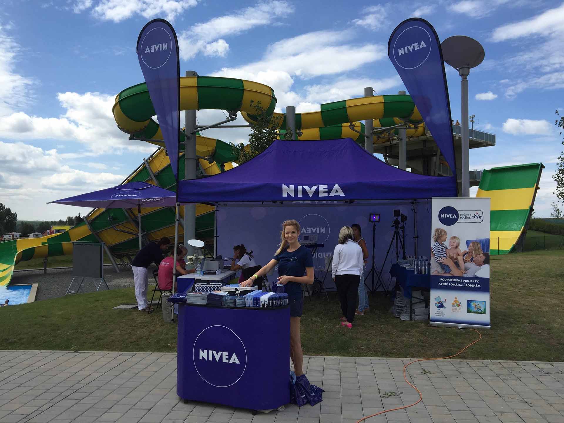 Festivalové pódium s LED stěnami a ozvučením